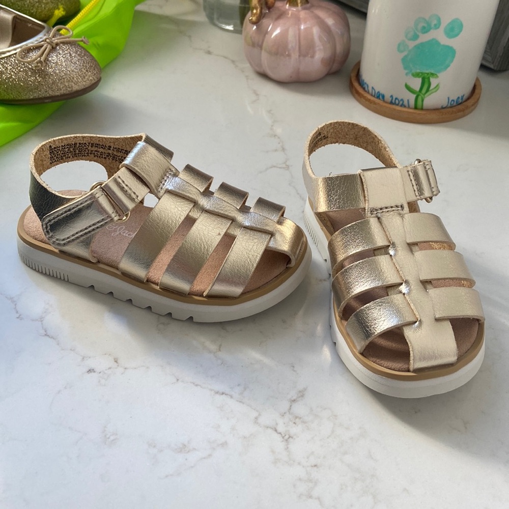 Cat & Jack size 5 sandal gold shoe child toddler smoke and pet free